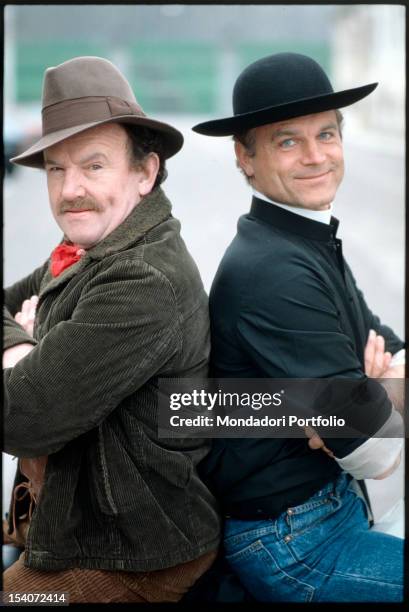 The Italian actor Terence Hill, in the role of Don Camillo, back to back with the British actor Colin Blakely, in the role of Peppone, on the set of...