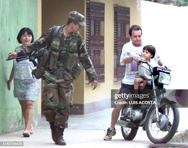 Soldier patrols the streets of San Vicente, Colombia 23 February 2002. Un soldado del ejercito colombiano patrulla las calles de San Vicente del...