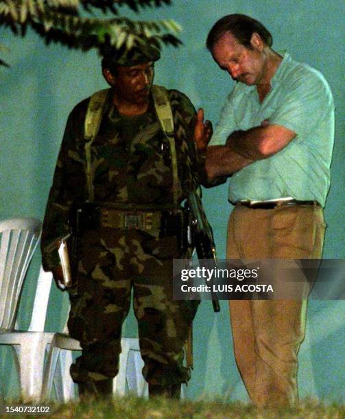 Representativa James Lemoyne speaks with FARC soldier Joaquin Gomez in Los Pozos, Colombia 13 January 2002. James Lemoyne representante de la ONU...