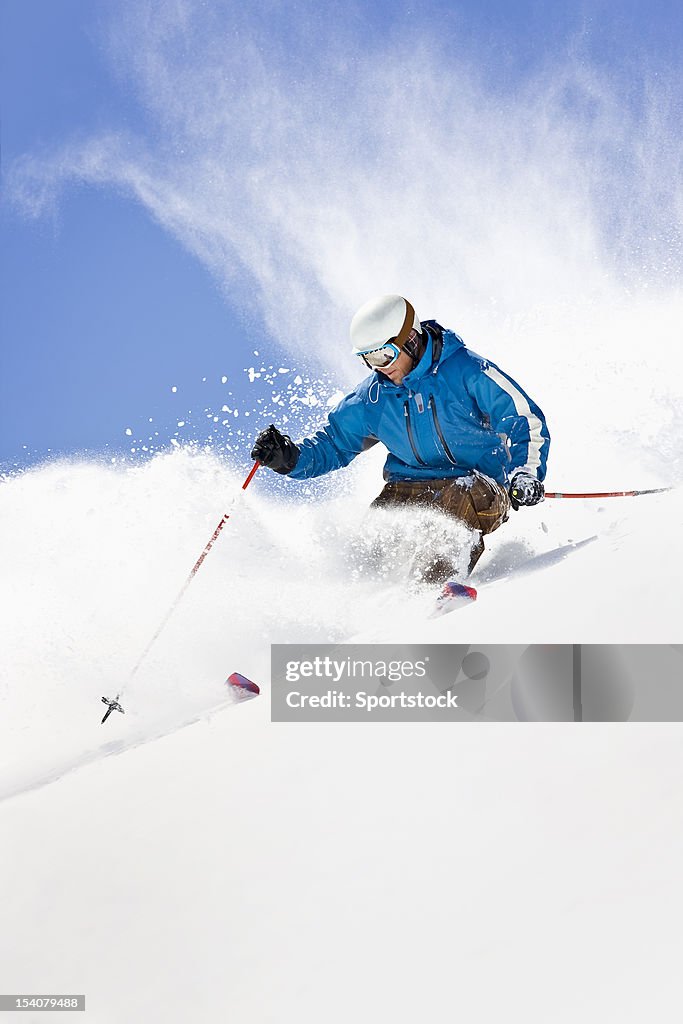 Skifahren im Pulverschnee von Colorado blauen Himmel