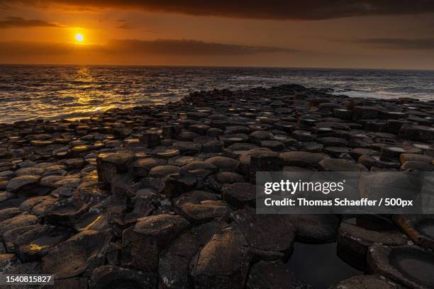 scenic view of sea against sky during sunset - insel irland - fotografias e filmes do acervo