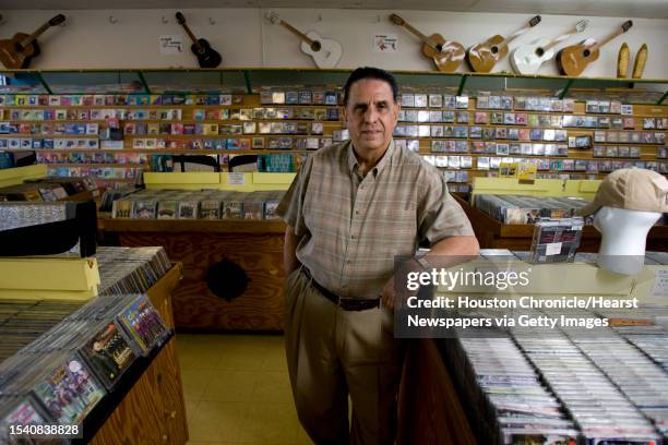 Guillermo Hernandez , propietario de Musicentro habla de estar en el negocio por 20 años Jueves, Julio 3 en Houston. Musicentro tiene música clásica...