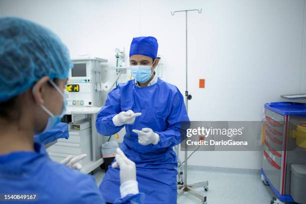 medici in chirurgia in sala operatoria - diversidad foto e immagini stock