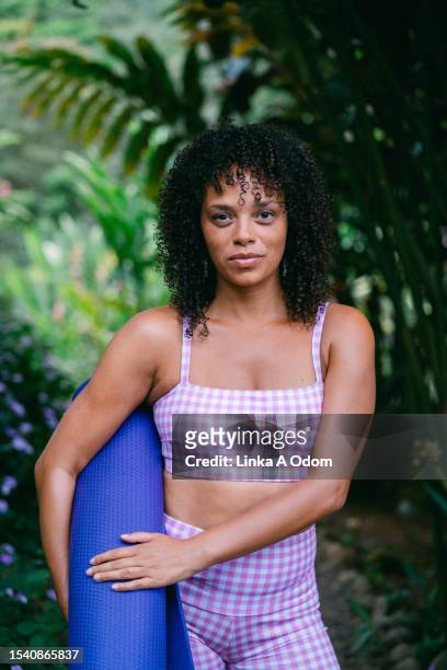 black woman with yoga gear in nature - rolled up yoga mat stock pictures, royalty-free photos & images