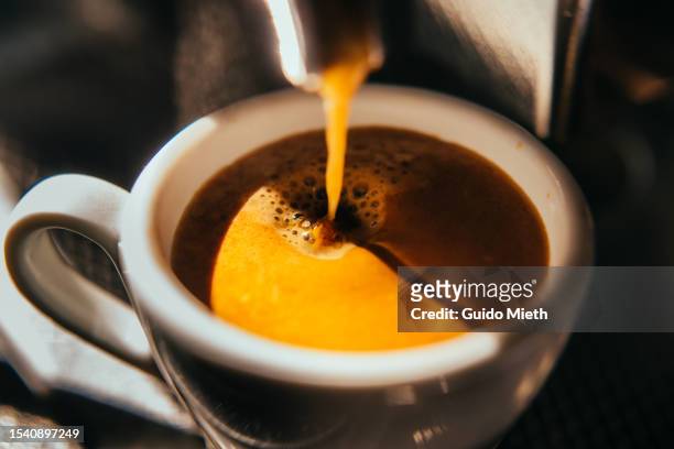 coffee machine pouring out espresso shot. - berlin cafe fotografías e imágenes de stock