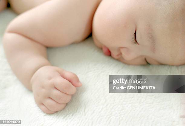 baby sleeping - allongé sur le devant photos et images de collection