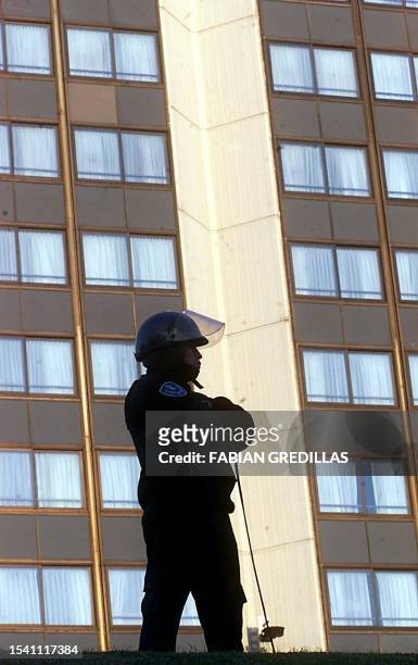 Soldier guards the entrance of a hotel in Buenos Aires where members of the IMf are staying. AFP PHOTO/Fabian GREDILLAS Un integrante de las fuerzas...