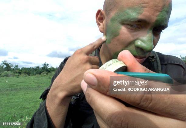 Soldiers are being trained for the "Jungle Command" special anti-drug forces in Colombia, 1 May 2002 AFP PHOTO/Rodrigo ARANGUA ACOMPANA NOTA "LUCHA...