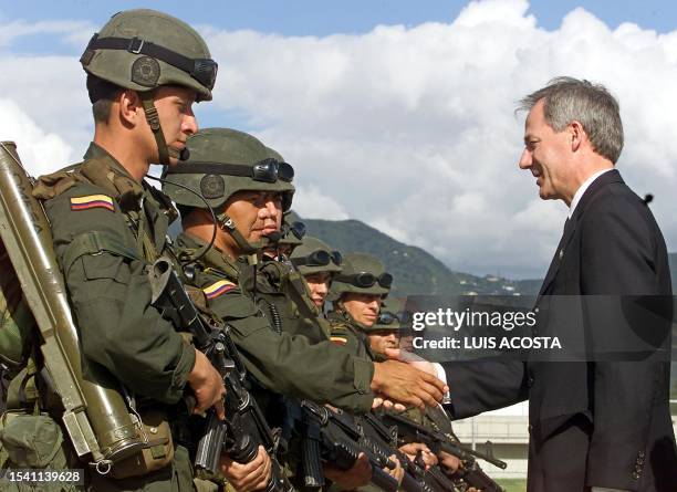 Anti-drug cheif is seen shaking soldiers' hands in Bogota, Colombia 26 March 2002. Asa Hutchinson , jefe de la Agencia Antidrogas de Estados Unidos ,...