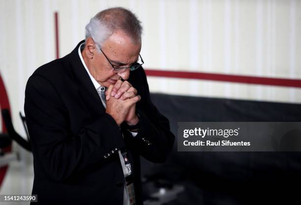 Head Coach of Universitario Jorge Fossati prays before the second leg of the round of 32 playoff match between Universitario and Corinthians at...