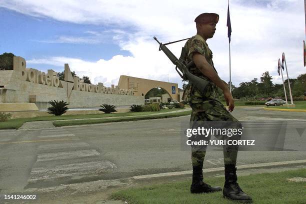 Soldier from the army guards the 14 November 2002, in front of the tourist site Barcelo Bavaro Beach, place where the XII Summit of Iberamerican...