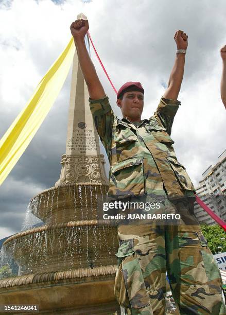 The captain of the National Guard Ivan Garcia Carrero makes a gesture of support to the militaries in a demonstration that began last October 22 in...