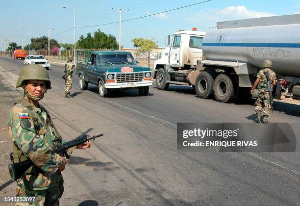 Military police secure the area as the oil industry continues its strike in Zulia, Venezuela 04 December 2002. Miembros de seguridad custodian el...