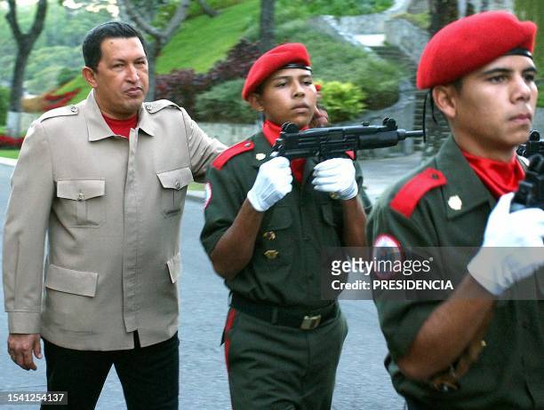 Venezuelan President Hugo Chávez greets soldiers as the oil strike continues in Caracas, Venezela 11 December 2002. El presidente venezolano Hugo...