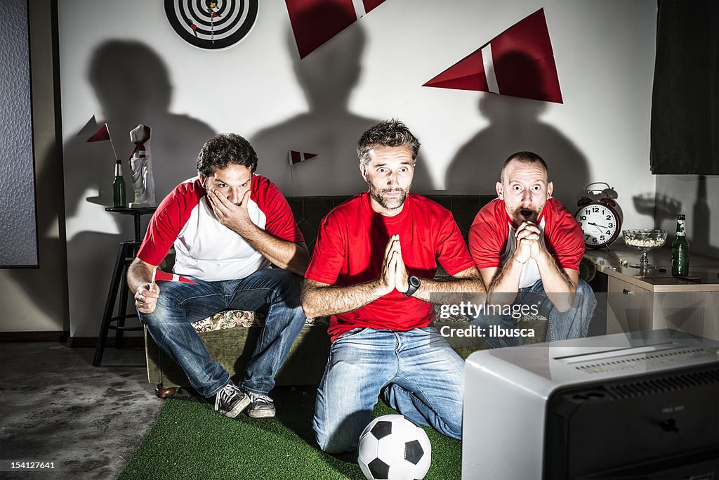 Hommes d'âge trois jeunes amis en regardant du football: De pénalité hope