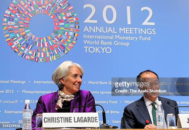 International Monetary Fund Managing Director Christine Lagarde and World Bank Group president Kim Jim Yong attend a press conference during the IMF...
