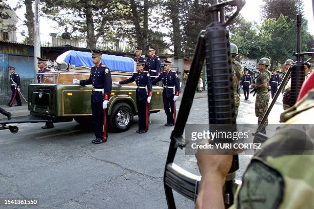 Cadets and soldiers ride giving military honors to the remains of ex-President Fidel Sánchez Hernández 03 March 2003 in San Salvador, El Salvador....