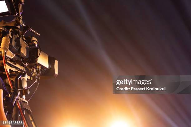 professional digital video camera on the crane and tripod in concert - plató televisión fotografías e imágenes de stock