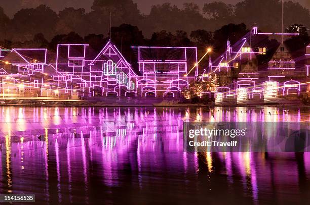 boathouse row illuminated with pink lights - schuylkill river photos et images de collection