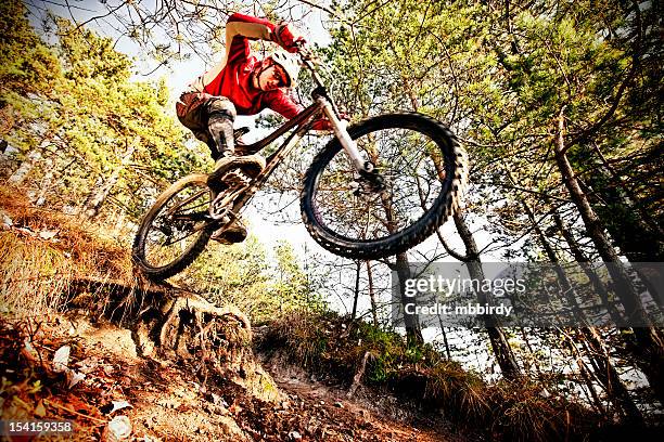 extreme mountainbiker auf steilen wanderweg - offroad biking stock-fotos und bilder