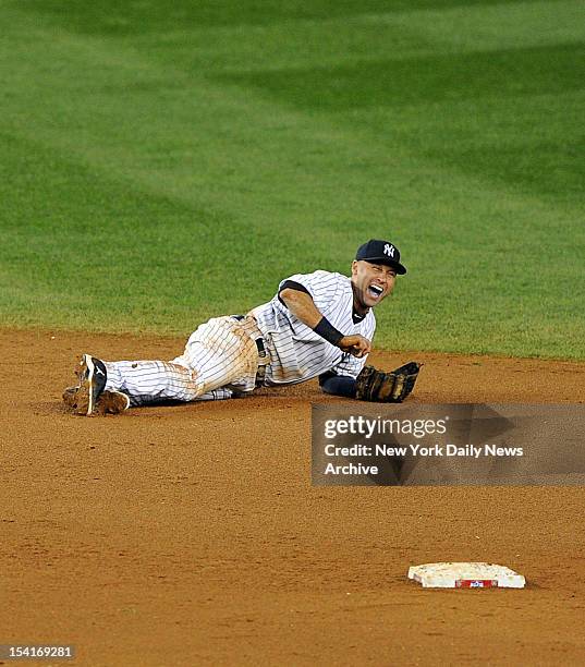 New York Yankees shortstop Derek Jeter fractures ankle in the 13th inning of ALCS Game 1 against Detroit Tigers.