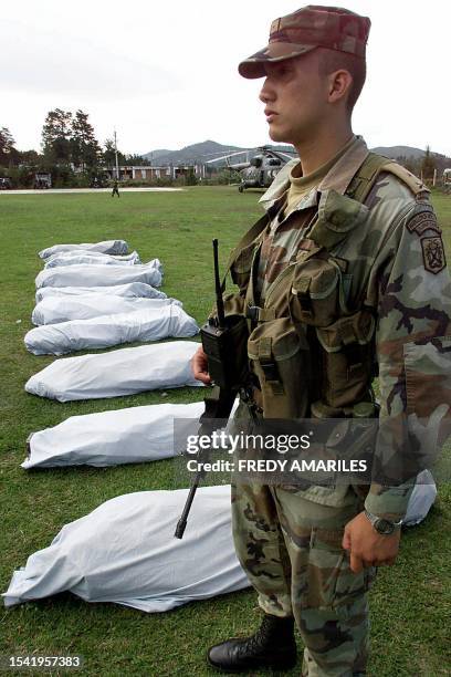 Soldier guards bodies after violence erupted in Rionegro, Colombia between the military and guerrilla soldiers 20 April 2003. Un soldado de la IV...