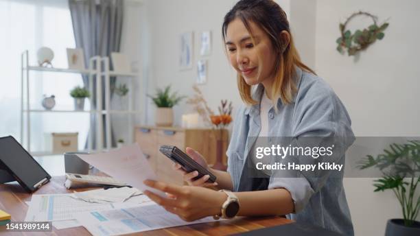 woman use smartphone scan qr code for make online utility bill payment,contactless internet banking  technology and money transfer - different loans stockfoto's en -beelden