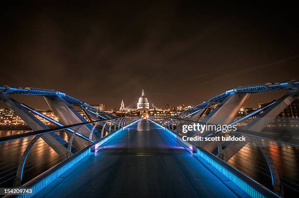 millenium bridge - millennium bridge stockfoto's en -beelden