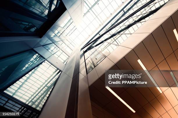 steel and glass building - architectural stockfoto's en -beelden