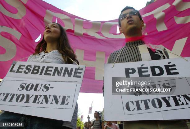 Des membres du "collectif pour l'égalité des Droits", manifestent, le 24 avril 2004 à Paris, pour soutenir Sébastien Nouchet, homosexuel brûlé vif le...