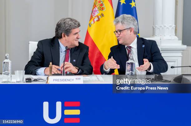 The Minister of Inclusion, Social Security and Migration, Jose Luis Escriva , and the Director General, Cesare Onestini , talk during the second day...