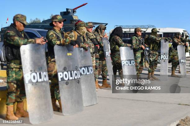Peruvian Riot Armor 4,278 Peruvian Army Stock Photos, High-Res Pictures, and Images - Getty ...