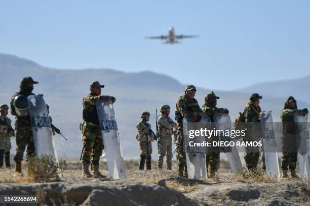 Peruvian Riot Armor 4.122 Peruvian Army Stock Photos, High-Res Pictures, and Images - Getty ...