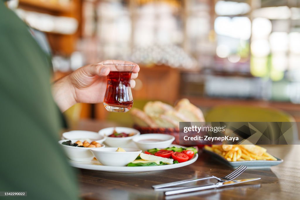 Té turco con desayuno.