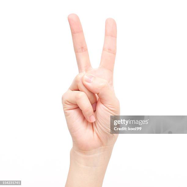 geste symbole: nummer 2 - friedenszeichen handzeichen stock-fotos und bilder