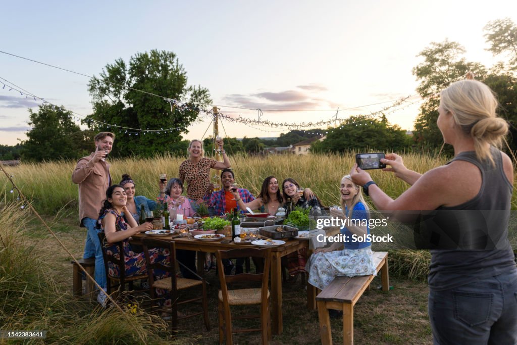 Souriez s’il vous plaît, dites acclamations.
