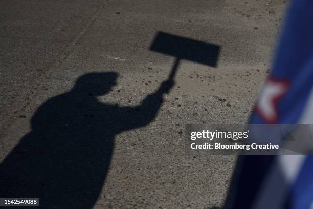 the shadow of a person holding a sign - political talk stock-fotos und bilder