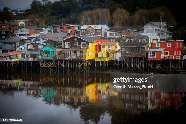 hermoso paisaje marino y costa con palafitos palafitos palafitos - castro isla de chiloé fotografías e imágenes de stock