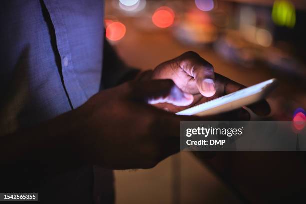 téléphone, nuit et mains avec un homme d’affaires sur un balcon dans la ville pour la communication ou le réseautage. mobile, médias sociaux ou contact avec un employé masculin debout à l’extérieur de son bureau le soir - application mobile photos et images de collection