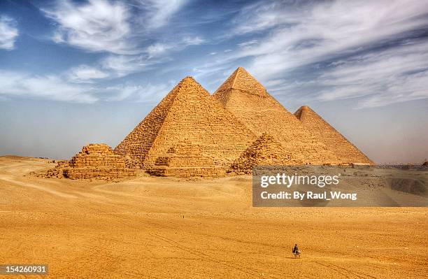 pyramid - el cairo fotografías e imágenes de stock