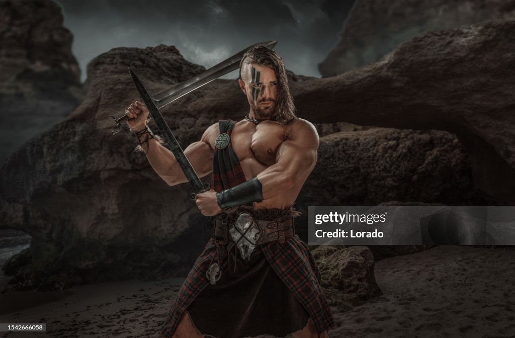 Ein keltischer Krieger im Kilt im Hochland