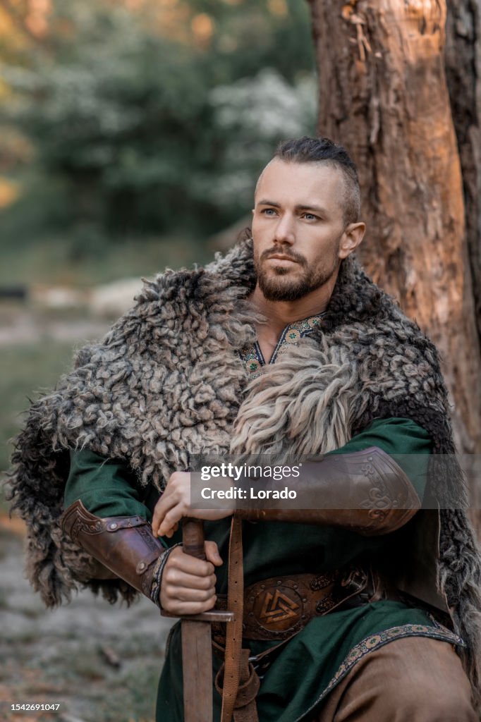 Wikingerkrieger in einem Wald