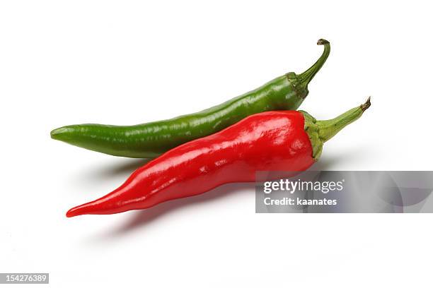 rot-grüne paprika - chili freisteller stock-fotos und bilder