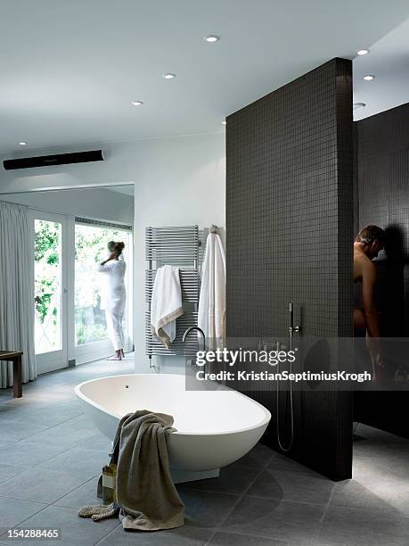 banho de luxo - woman shower bath imagens e fotografias de stock