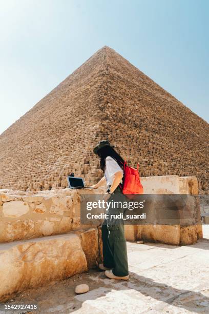 archeologo asiatico che lavora una ricerca sul faraone piramidale a giza cairo - struttura costruita dall'essere umano foto e immagini stock