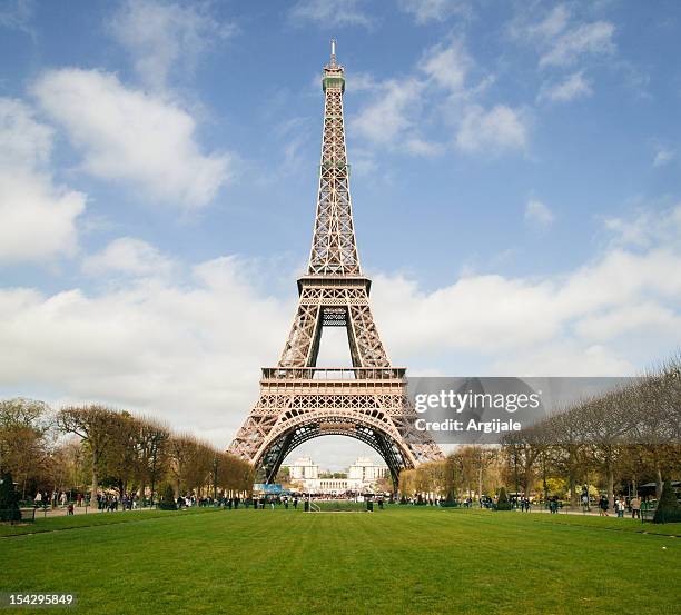 eiffel tower - champs de mars stockfoto's en -beelden