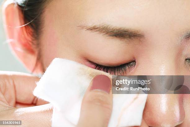 woman removing makeup with a cotton - démaquillant photos et images de collection