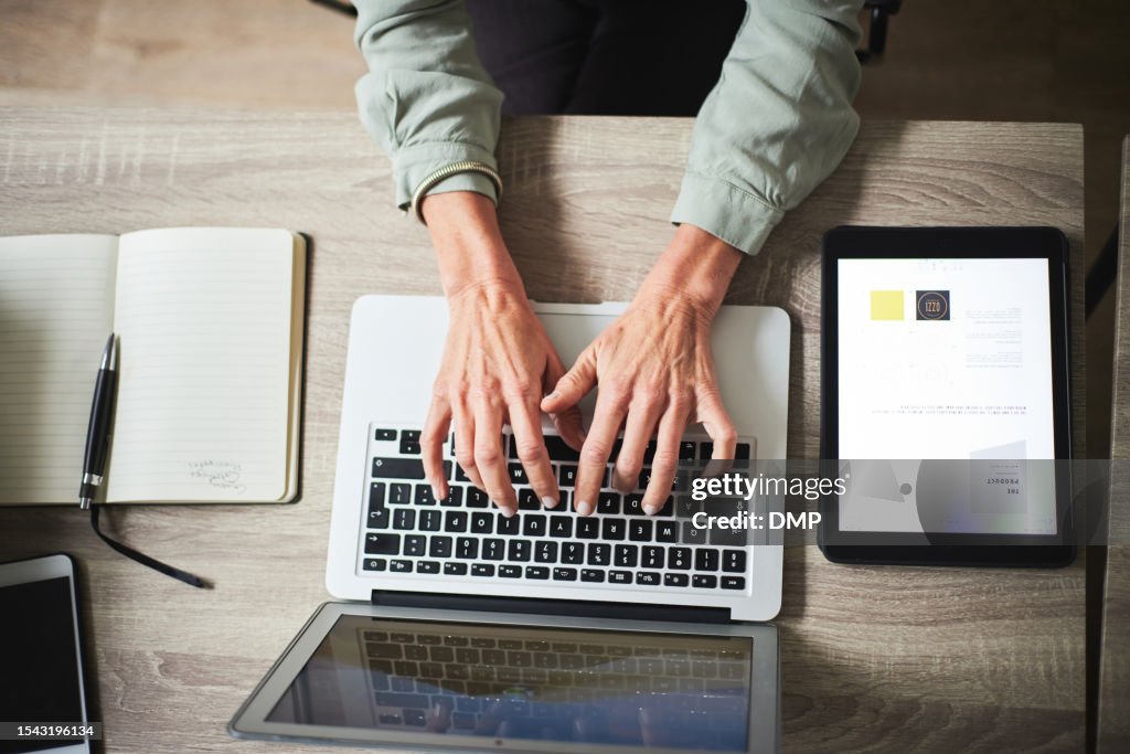 上記のデジタルマーケティング、コピーライティングのアイデア、オンライン調査におけるコンピューター、計画、および人の手。ソーシャルメディア、ブログ、クリエイティブビジネスの�