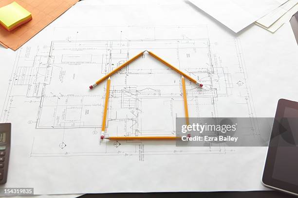 a house constructed by pencils. - blueprint - fotografias e filmes do acervo