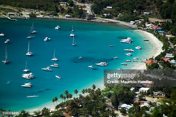 yachts at anchor during a holiday weekend, cane garden bay. - cane garden bay stock pictures, royalty-free photos & images